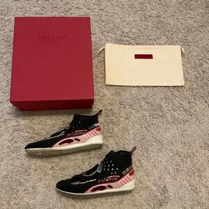 VALENTINO GARAVANI EMBELLISHED SOCK SNEAKERS. COLOR: BLACK. SIZE: EU 36 (US 6M).